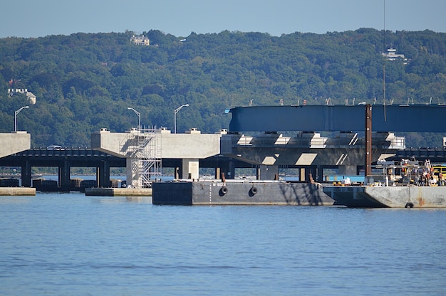 Photo le pont tappan zee sur la rivière hudson contre les montagnes