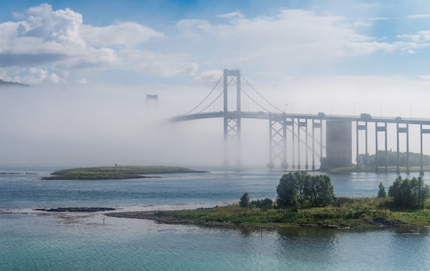 Le pont de Tjeldsund dans le brouillard. Le pont relie l'île Hinnoya au continent, la Norvège