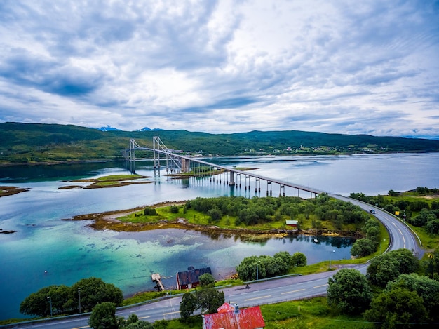 Pont de Tjeldsundbrua reliant le continent aux îles de Norvège photographie aérienne.