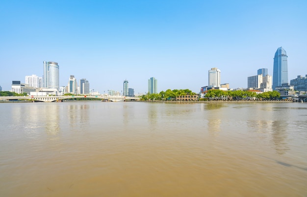 Pont et toits de la ville de Ningbo, Chine