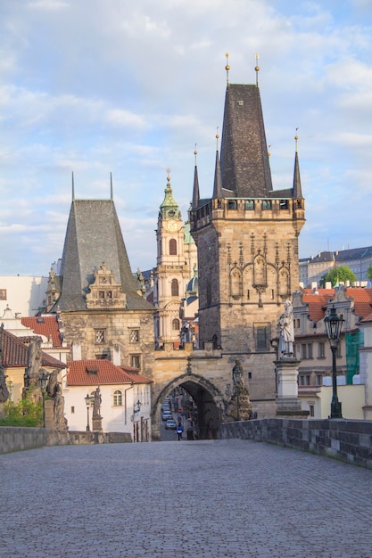 Photo un pont avec une tour de l'horloge et un bâtiment dessus