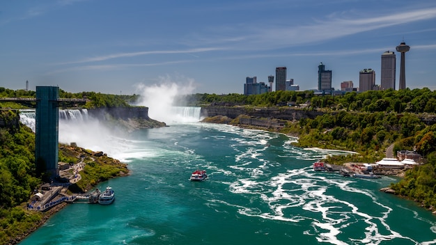 Pont de la tour d'observation de la rivière Niagara Falls Niagara avec cascades touristiques bateaux de croisière ville