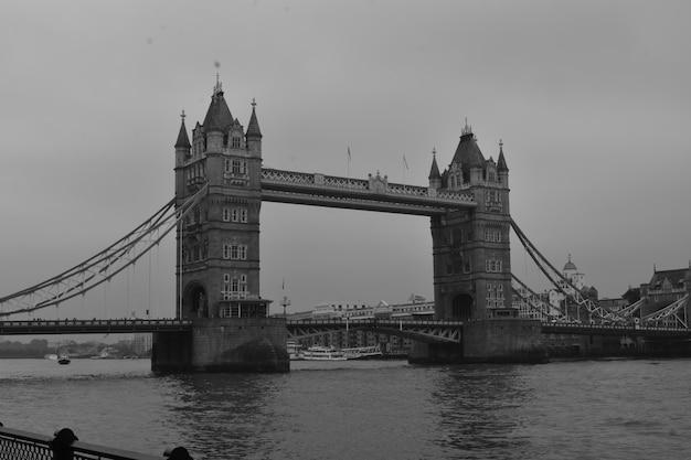 Photo le pont de la tour sur la rivière en ville