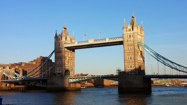 Le pont de la tour sur la Tamise contre un ciel clair