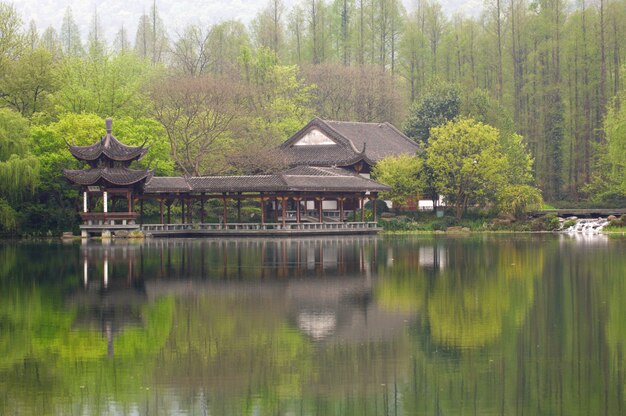 Pont traditionnel chinois avec pavillon sur la côte du lac de l'Ouest, parc public dans la ville de Hangzhou, Chine