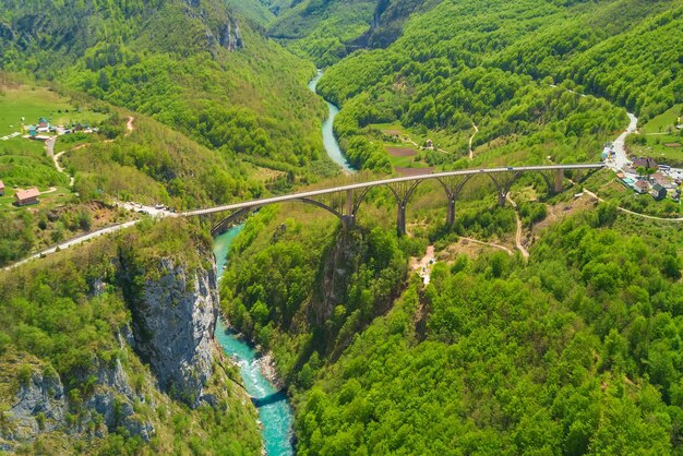 Pont de transport dans les montagnes