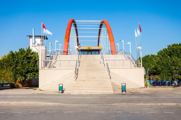 Pont à travers la rivière Manavgat Turquie