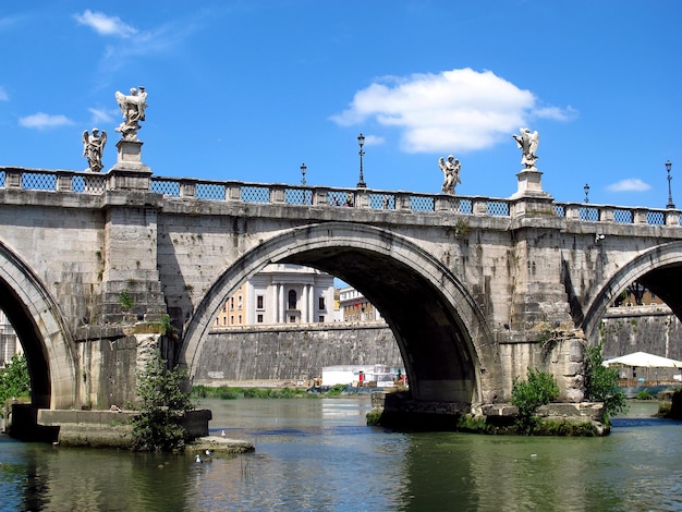 Le pont à travers le Tibre Rome Italie