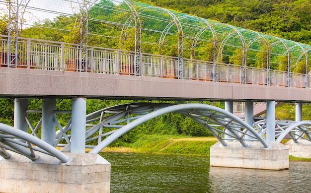 Pont traversant la rivière.