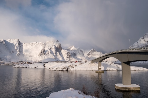 Pont, traverser, océan arctique, à, lumière soleil, sur, montagne