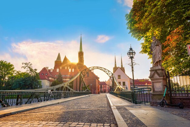 Le pont Tumski et la cathédrale dans la vieille ville de Wroclaw, en Pologne