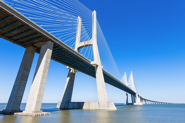 Le pont Vasco de Gama à Lisbonne, Portugal. C'est le pont le plus long d'Europe