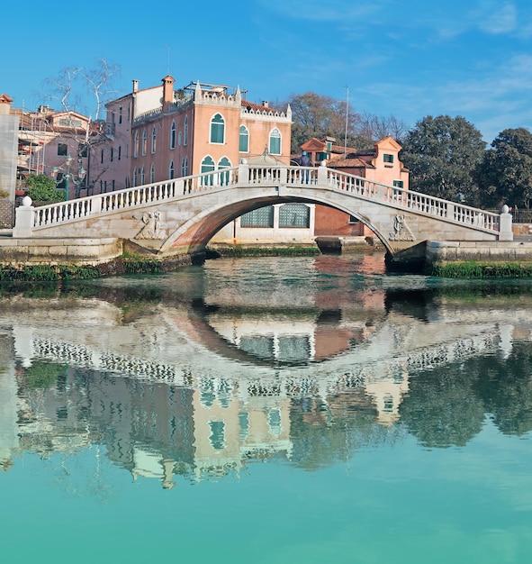 Pont vénitien reflété dans l'eau