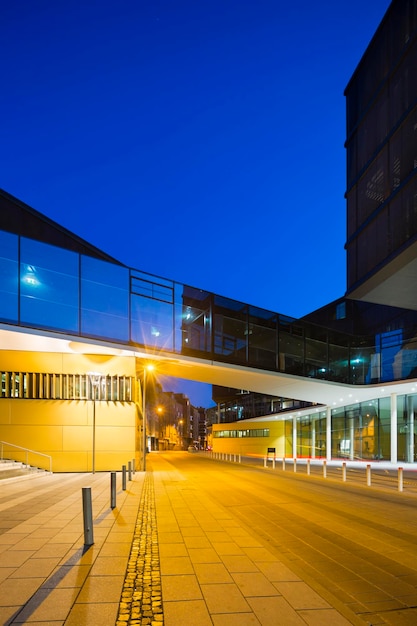 Pont de verre moderne à Aix-la-Chapelle en Allemagne la nuit