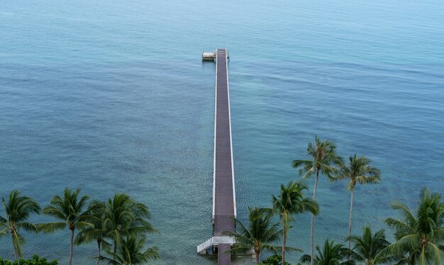 Le pont vers la mer. Vue tropicale avec un pont en béton à une jetée sur l'océan bleu. vue de dessus.