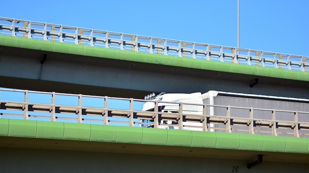 un pont vert avec une bordure verte et une bordure verte.