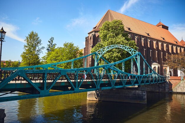 Pont vert orné de nombreuses serrures et coeurs d'amour, à Wroclaw