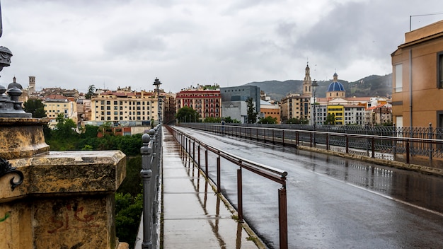 Pont "Viaducto" avec la ville d'Alcoi dans une journée nuageuse