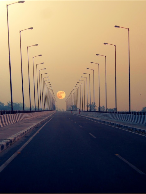 Un pont vide contre un ciel orange