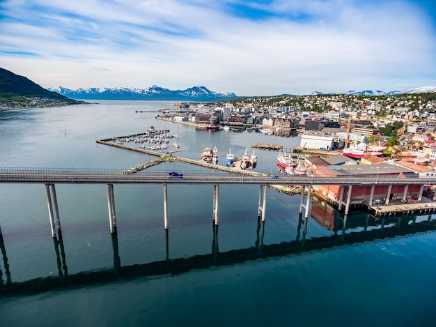 Pont de la ville de Tromso, photographie aérienne de Norvège. Tromso est considérée comme la ville la plus septentrionale du monde avec une population de plus de 50 000 habitants.