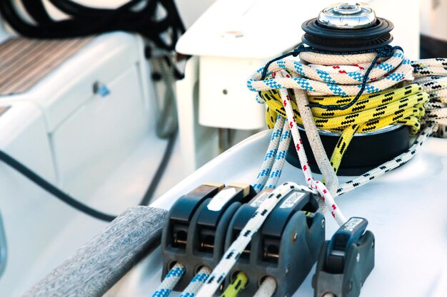 Photo pont d'un yacht à voile avec bollards et treuils à voile pour fixer les cordes à voile