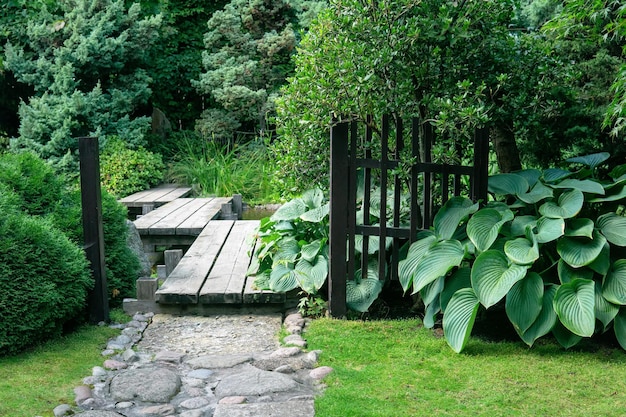 pont en zigzag traditionnel derrière la porte Whisket dans le jardin japonais