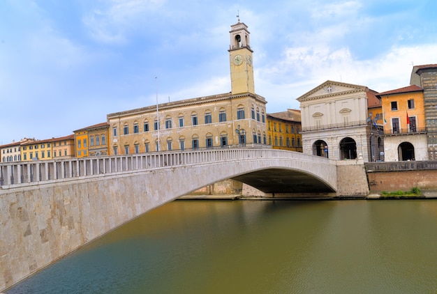 Ponte di mezzo pont reliant la place piazza garibaldi et l'hôtel de ville de Pise, Italie.