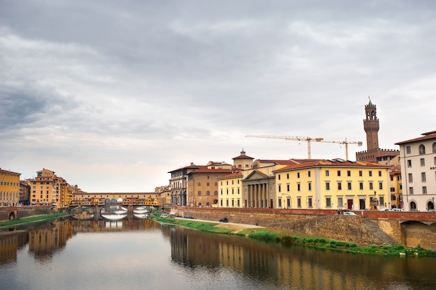 Ponte Vecchio sur l'Arno à Florence, Italie.