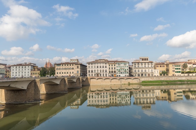 Ponte Vecchio sur le fleuve Arno à Florence, Italie