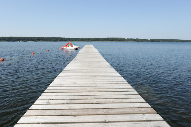 Photo ponton en bois sur le lac