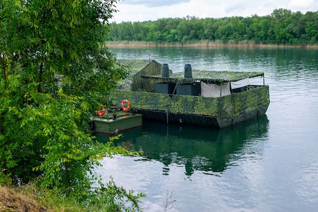 Pontons et navires militaires sur la rive du fleuve Don, exposition patriotique de rafting en ferry de l'armée navale...