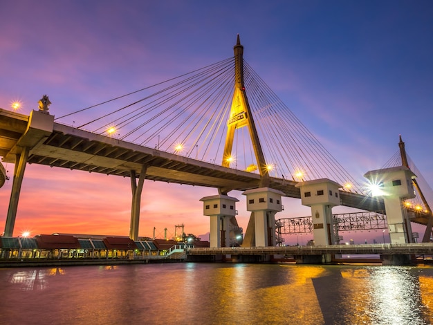 Ponts en anneau industriels mot thaï signifie nommé 'Bhumiphol' traverser la rivière Chaophraya à Bangkok