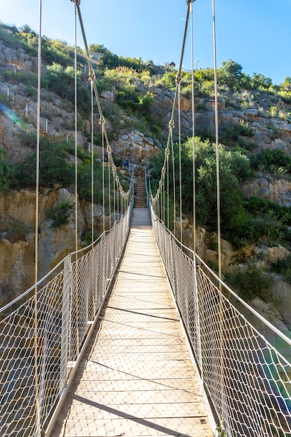 Ponts suspendus en bois dans le réservoir de Loriguilla