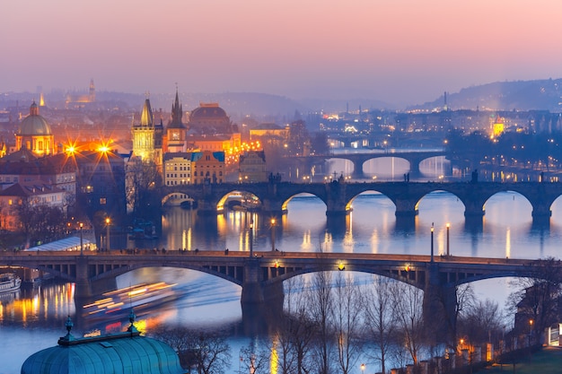 Ponts vue de dessus sur la rivière Vltava à Prague