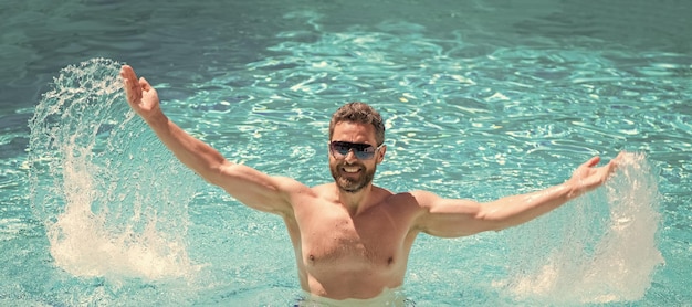 Pool party Concept d'humeur d'été Vacances d'été Guy porter des lunettes dans l'eau Bannière de portrait de visage d'homme avec espace de copie