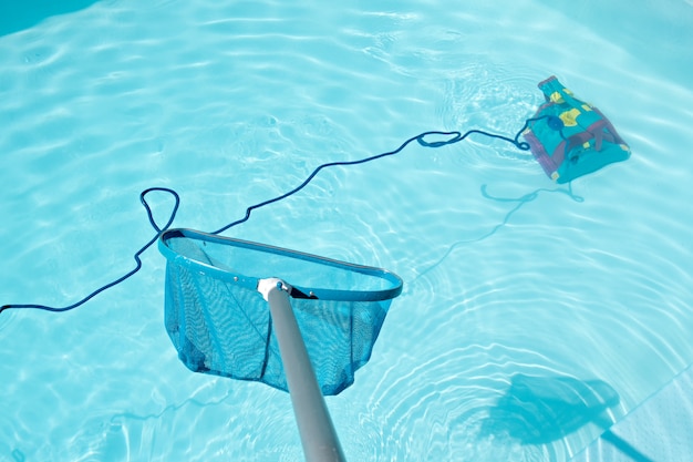 Pool Skimmer et robot de nettoyage en piscine