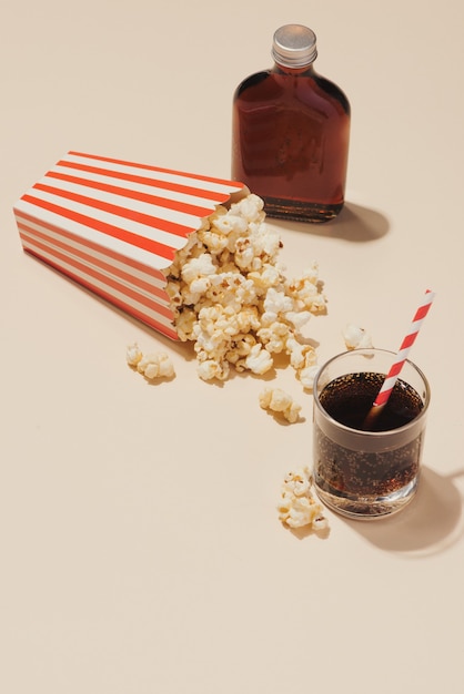 Pop-corn en carton rouge et blanc avec verre de soda