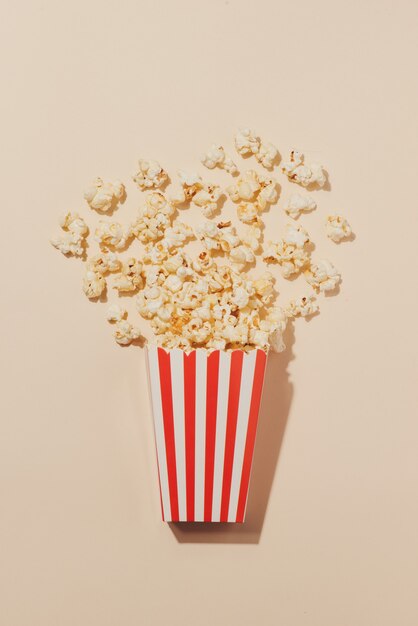 Pop-corn en carton rouge et blanc. Vue de dessus