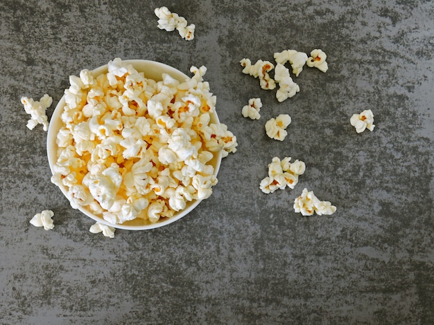 Pop-corn chaud fait maison.