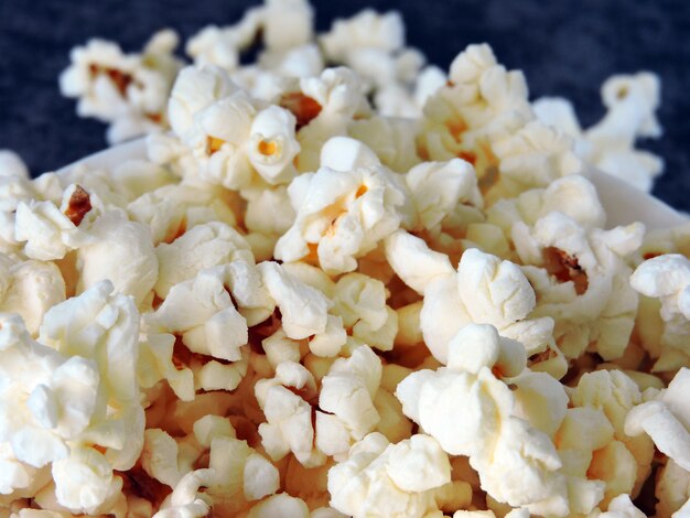 Pop-corn chaud fait maison.