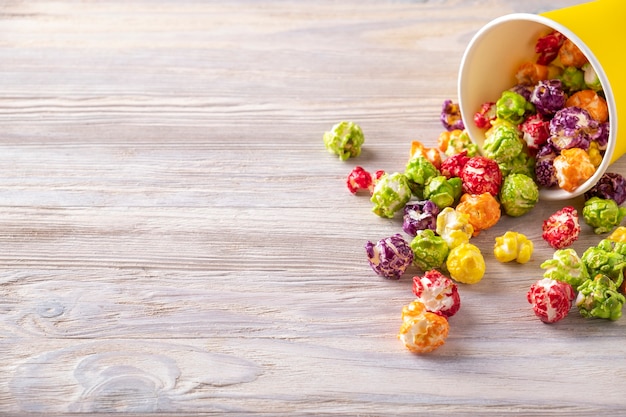 Pop-corn coloré dans une tasse en papier.