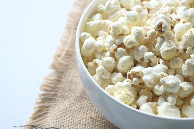 Pop-corn dans un bol sur un bureau en bois