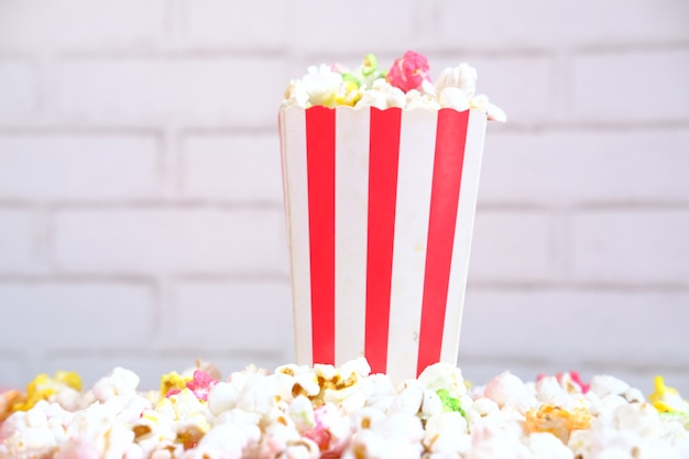 Pop-corn dans un bol sur un bureau en bois