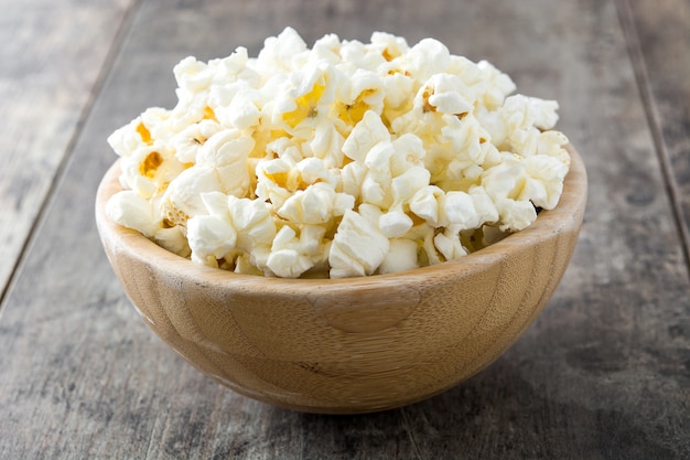 Pop-corn dans un bol sur une table en bois