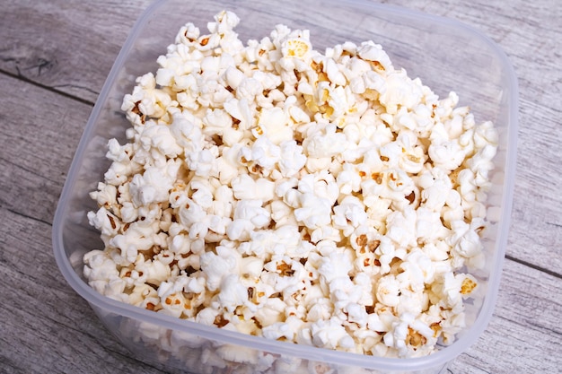 Pop-corn dans un bol sur une table en bois