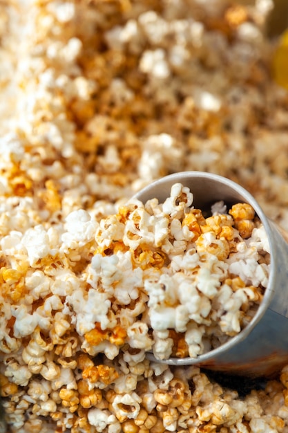 Pop-corn dans les détails de la boîte en carton