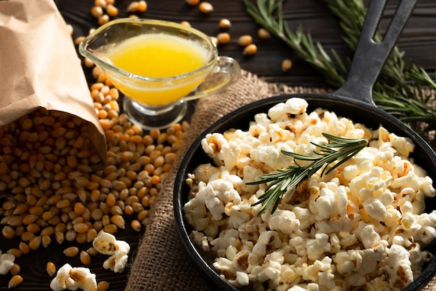 Pop-corn dans une poêle en fonte avec du beurre fondu de côté