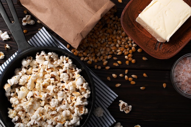 Pop-corn dans une poêle en fonte avec du beurre à plat