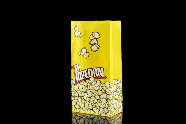 Pop-corn dans un sac en papier sur fond noir