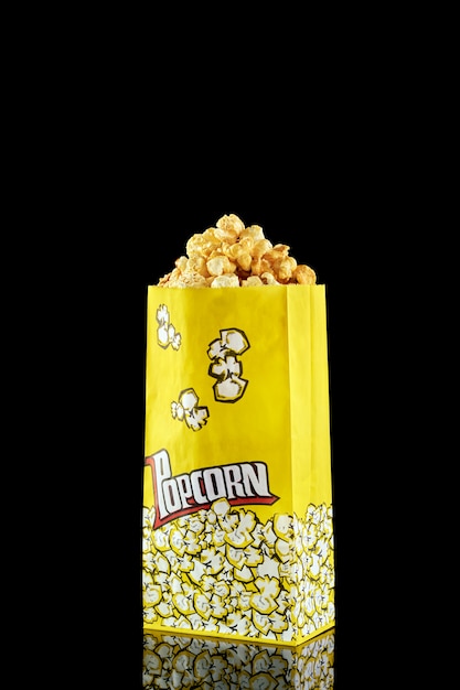 Pop-corn dans un sac en papier sur fond noir